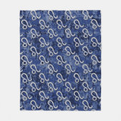 Leo Zodiac Symbool op Navy Blue Digital Camouflage Fleece Deken (Voorkant)