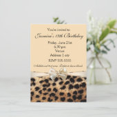 Leopard Cheetah Print White Bow Glam Uitnodiging (Staand voorkant)