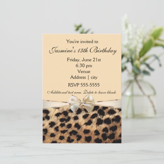 Leopard Cheetah Print White Bow Glam Uitnodiging (Staand voorkant)