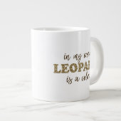 Leopard is een kleur - Funny Leopard Print Quote Extra Grote Beker (Voorkant rechts)