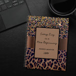 Leopard motif brun noir motivationnel 2023<br><div class="desc">Elégante, cool, glamour et féminine avec motif léopard brun, doré et noir, décorée de confettis dorés. Personnalisez et ajoutez votre nom. Modèle pendant un an, lettres noires. Un cadre marron et noir avec la citation motivationnelle : Chaque jour est un nouveau commencement. Parfait pour les femmes entrepreneurs, maquilleurs, propriétaires de...</div>