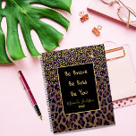 Leopard motif de motivation brun noir 2025<br><div class="desc">Elégante, cool, glamour et féminine avec motif léopard brun, doré et noir, décorée de confettis dorés. Personnalisez et ajoutez votre nom. Modèle pendant un an, lettres jaunes. Un cadre noir avec la citation motivationnelle : Soyez audacieux, soyez courageux, soyez vous. Parfait pour les femmes entrepreneurs, maquilleurs, propriétaires de magasins, consultants....</div>