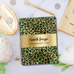 Leopard motif émeraude or vert 2025<br><div class="desc">Elégant,  cool,  glamour et féminin avec motif léopard vert émeraude et faux or. Personnalisez et ajoutez votre nom. Personnalisez et ajoutez votre nom et une année. Le nom est écrit avec un script de style moderne écrit à la main. Parfait pour les femmes entrepreneurs,  maquilleurs,  propriétaires de magasins,  consultants.</div>