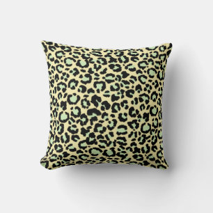 Leopard Pattern in Mint Green over Oatmeel Kussen