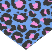 Leopard Pattern in Raspberry op Electric Blue Korte Tafelloper (Hoek)