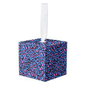 Leopard Pattern in Raspberry op Electric Blue Kubus Ornament (Voorkant hoekig)
