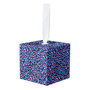 Leopard Pattern in Raspberry op Electric Blue Kubus Ornament