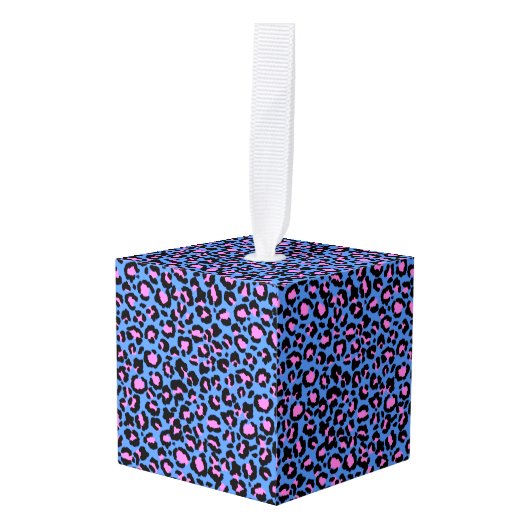 Leopard Pattern in Raspberry op Electric Blue Kubus Ornament (Voorkant hoekig)