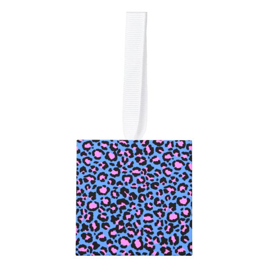 Leopard Pattern in Raspberry op Electric Blue Kubus Ornament (Voorkant)
