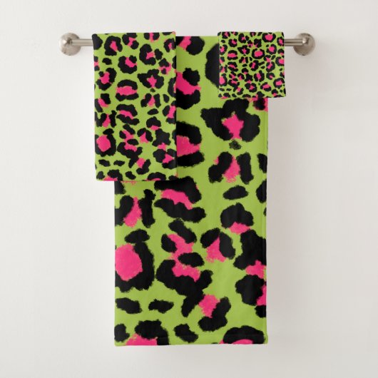Leopard Pattern in Raspberry op Lime Green Bad Handdoek (Insitu)