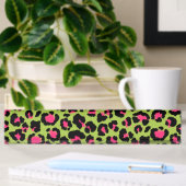 Leopard Pattern in Raspberry op Lime Green Naambordje