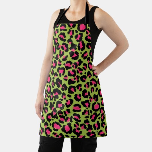 Leopard Pattern in Raspberry op Lime Green Schort (Insitu)