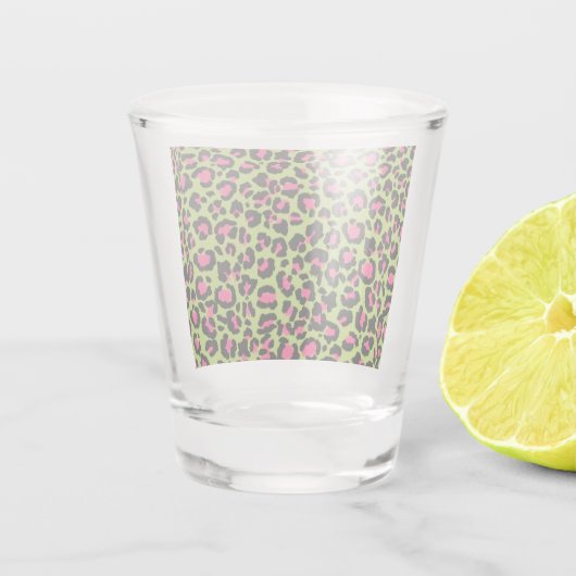 Leopard Pattern in Raspberry op Lime Green Shot Glas (Achterkant)