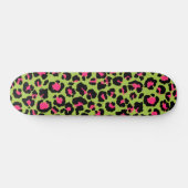 Leopard Pattern in Raspberry op Lime Green Skateboard (Horizontaal)