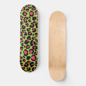 Leopard Pattern in Raspberry op Lime Green Skateboard (Voorkant)