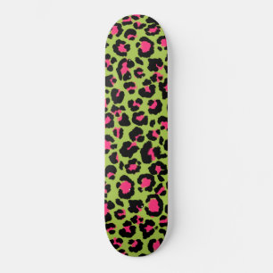 Leopard Pattern in Raspberry op Lime Green Skateboard