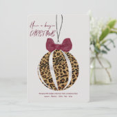 Leopard Print Bauble Burgundy Bow Boujee kerst Feestdagenkaart (Staand voorkant)