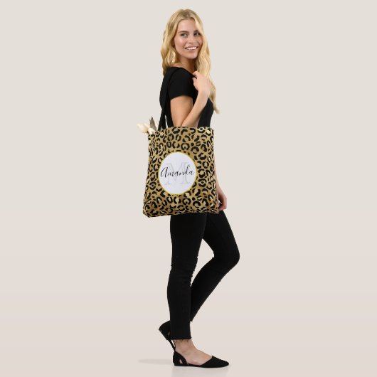 Leopard Print Pattern in Gold en Black Monogram Draagtas (Op model)
