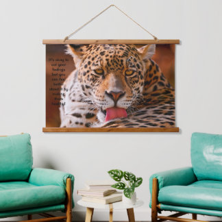 Leopard reinigt zijn pogen hangend wandkleed
