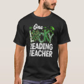 Leopard Shamrock One Lucky Reading Teacher St. Pat T-shirt (Voorkant)