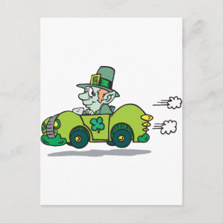 Leprechaun op weg naar een groene auto briefkaart