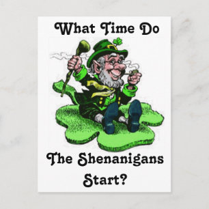 Leprechaun zittend op een shamrock briefkaart