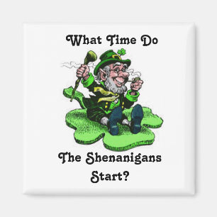 Leprechaun zittend op een shamrock magneet