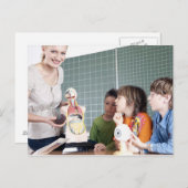 leraar die het model van het menselijk lichaam aan briefkaart (Voorkant / Achterkant)