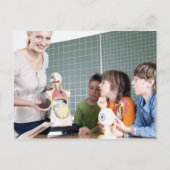 leraar die het model van het menselijk lichaam aan briefkaart (Voorkant)