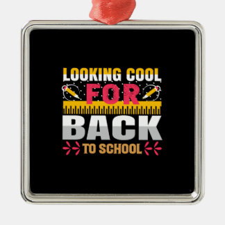 Leraar die op zoek is naar school metalen ornament