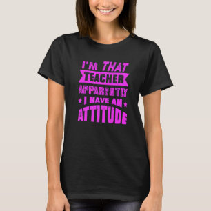 Leraar met een houding of strakke discipline t-shirt