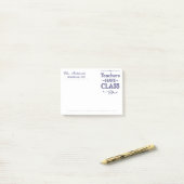 Leraren hebben klasse blauw en wit post-it® notes (Op bureau)
