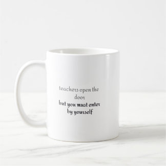 Leraren openen de deur, maar je moet binnenkomen d koffiemok