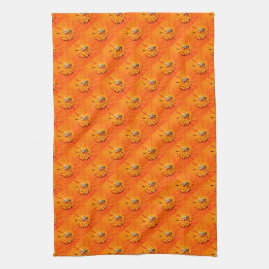 les abeilles sur l'orange fleurit la serviette (Vertical)