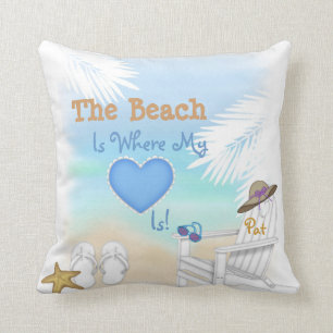Les amants de plage perfectionnent le coussin de
