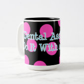 les assistants dentaires le font avec une tasse de (Devant gauche)