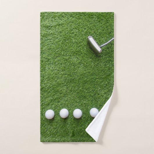 Les balles de golf avec Putter sont sur l'herbe ve (Serviette à main)
