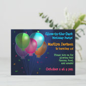 Les ballons brillent dans les invitations de la fê (Debout devant)