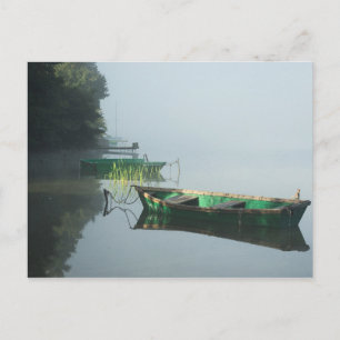 Les bateaux sur l'eau calme du lac - carte postale
