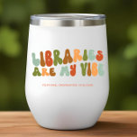Les Bibliothèques super Rétro Sont Mon Vibe, Bibli<br><div class="desc">Offrez ce tumbler 'Bibliothèques My Vibe' au bibliothécaire ou au lecteur de votre vie.</div>