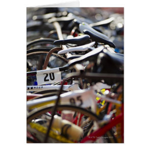 Les bicyclettes sur le support à un triathlon
