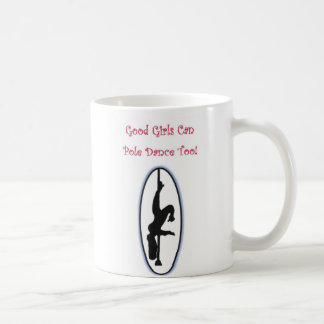 Les bonnes filles mettent en boîte la tasse de