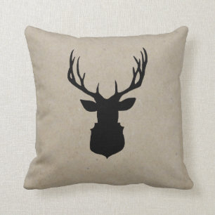 Les cerfs communs ombragent le coussin rustique de