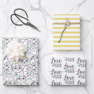 Les chats d'amour enveloppent les feuilles de papi