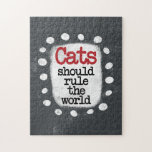 Les Chats Devraient Diriger Le Puzzle Mondial<br><div class="desc">Un design typographique mignon qui dit "Les chats doivent gouverner le monde". C'est du texte en noir et rouge sur un rectangle blanc avec des points amusants et amusants qui l'entourent est posé sur un arrière - plan gris texturé et solide.</div>