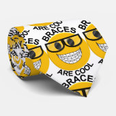 Les croisillons sont sourire frais avec la cravate (Roulé)