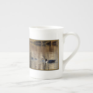 Les cygnes blancs font l'os de la Chine Mug