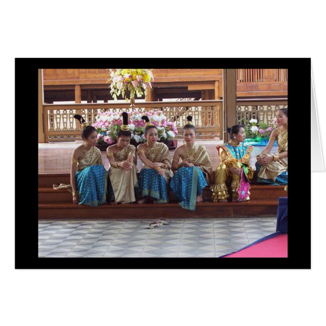 Les danseuses traditionnelles thaïlandaises font u (Devant horizontal)