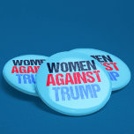 Les femmes contre Trump<br><div class="desc">Les boutons Women Against Trump pour les femmes et les féministes qui s'unissent contre Donald Trump. Résistez, destituez et combattez pour l'égalité des droits avec ce modèle de protestation patriotique.</div>