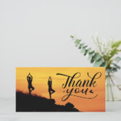 Les femmes de Yoga sont sur la falaise carte de re (Debout devant)